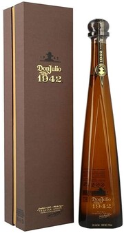Tequila Añejo 1942, φόρος τιμής στη χρονιά που ιδρύθηκε το μεγάλο αποστακτήριο, ξεκινάει με ένα πολύπλοκο γλυκό προφίλ που σε ξεγελάει. Όμως μετά έρχεται η έκρηξη μπαχαρικών και ειδικά πιπεριού για να θυμίσει ότι παραμένει τυπικά μεξικάνικη.