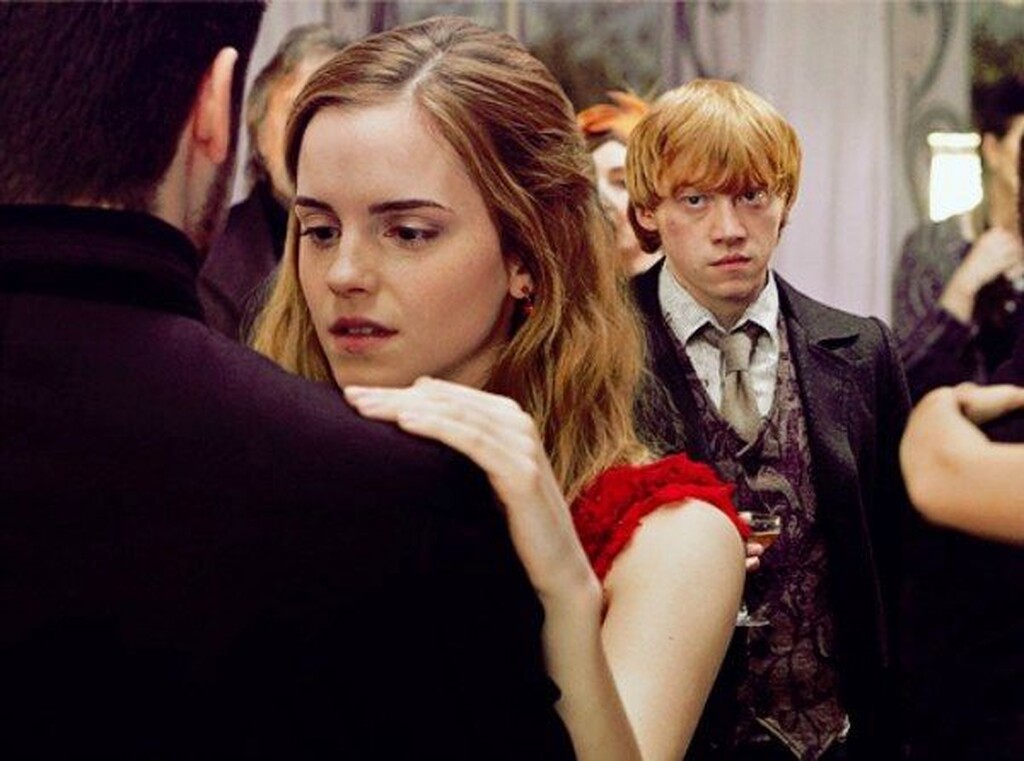 Harry Potter. Στην ποδιά της Hermione σφάζονται παλικάρια και πιο συγκεκριμένα οι Ron Weasley και Victor Krum. Το νεαρό της ηλικίας τους θα μπορούσε να δράσει καταλυτικά για μια πολιτισμένη και πειραματική προσέγγιση στο θέμα της σχέσης τους. Στο κάτω-κάτω τόσα μαγικά ήξεραν να κάνουν, δεν θα μπορούσαν να τα βρουν και μεταξύ τους με κάποιο τρόπο;
