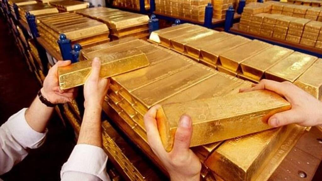 Ο καθαρός χρυσός είναι τόσο ελαστικός που 30 γραμμάρια χρυσού μπορούν αν τραβηχτούν να δημιουργήσουν ένα νήμα μήκους 80 χλμ., το οποίο, ωστόσο, θα ήταν τόσο λεπτό που δεν θα ήταν ορατό με γυμνό μάτι. Εάν κάτι τέτοιο, μάλιστα, το επιχειρούσε κανείς για όλο τον χρυσό που βρίσκεται στη Γη, τότε θα τυλίγονταν γύρω από τη Γη 11 εκατομμύρια φορές!

