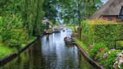 Το Giethoorn συναντάται περίπου 120 χλμ. βόρεια του Άμστερνταμ, μέσα στο Εθνικό Πάρκο Weeribben-Wieden, και διαθέτει 180 πεζογέφυρες, οι οποίες επιτρέπουν τις μετακινήσεις των κατοίκων και επισκεπτών πάνω από τα κανάλια. Οι λάτρεις της πεζοπορίας και του ποδηλάτου θα βρουν πολλά μονοπάτια για να γνωρίσουν την πόλη με τον δικό τους τρόπο.

