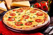 Σύμφωνα με το μύθο, λοιπόν, η βασίλισσα κάλεσε τον πιο διάσημο παρασκευαστή πίτσας στη Νάπολη, Raffaele Esposito, για να της προετοιμάσει μια ποικιλία από διάφορες πίτσες. Η αγαπημένη της ήταν και η πιο απλή, εκείνη με ντομάτα, 