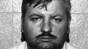 Τζον Γουέιν Γκέισι...Συνελήφθη το 1978 και ομολόγησε ότι δολοφόνησε 33 νέους άντρες. Στη δίκη του, ο Γκέισι επικαλέστηκε παραφροσύνη, αποδίδοντας τα θανατηφόρα αδικήματα του στο alter-ego του “Bad Jack”, αλλά αυτός ο λόγος οδήγησε μόνο στον καταδικασμό του. Τον Μάιο του 1994, εκτελέστηκε με θανατηφόρο ένεση.


