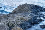 Μονοπάτι του Γίγαντα, Βόρεια Ιρλανδία...Το παράξενο αυτό τοπίο αποτελείται από 40.000 εξαγωνικές στήλες από βασάλτη που δημιουργούν έναν εντελώς φυσικό σχηματισμό. Οι στήλες είναι ηλικίας περίπου 60 εκατομμυρίων χρόνων και είναι το αποτέλεσμα αρχαίας ηφαιστειακής δραστηριότητας.

