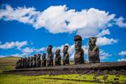Νησί του Πάσχα, Χιλή...Θεωρείται το πλέον απομονωμένο νησί στον κόσμο. Ο γηγενής πληθυσμός αναφέρεται στο νησί ως Ραπανούι και οι Χιλιανοί ως Isla de Pascua. Στο νησί υπάρχουν σχεδόν 900 αγάλματα, που ονομάζονται moai και πιστεύεται ότι έχουν κατασκευαστεί μεταξύ 1100 και 1500 (κοινής χρονολογίας) από τους ιθαγενείς του νησιού. Ενώ τα αγάλματα φαίνονται ως γιγαντιαία κεφάλια, οι αρχαιολόγοι ανακάλυψαν ότι κάτω από το χώμα υπάρχουν θαμμένα σωμάτα.

