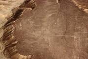  Γραμμές Νάζκα, Περού...Είναι μία σειρά αρχαίων γεωγλυφικών του πολιτισμού των Νάζκα. Καλύπτουν μία έκταση μεγαλύτερη των 500 τετραγωνικών χιλιομέτρων και αποτελούν Μνημείο Παγκόσμιας Κληρονομιάς της UNESCO. Παρόλο που μερικά από τα γεωγλυφικά μοιάζουν με χαρακτηριστικά σχέδια της φυλής Παράκας, οι επιστήμονες πιστεύουν πως οι Γραμμές της Νάζκα δημιουργήθηκαν από τη φυλή Νάζκα ανάμεσα στο 500 πΧ και 500 μΧ. Οι εκατοντάδες ξεχωριστές μορφές που σχηματίζονται από τις γραμμές, ποικίλουν από τα πιο απλά γεωμετρικά σχήματα, μέχρι σχέδια λάμα, αραχνών, καρχαριών, μαϊμούδων κ.α.

