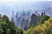 Όρος Τιανζί, Κίνα...Βρίσκεται στην επαρχία Χουνάν της Κίνας και μοιάζει με τα δικά μας Μετέωρα, σε μεγαλύτερη όμως κλίμακα. Οι επισκέπτες μπορούν να επισκεφτούν τις κορυφές των βράχων με τελεφερίκ. Η «εξωγήινη» εμφάνισή τους έχει εμπνεύσει πολλού μύθους και θρύλους της περιοχής αλλά και τον πλανήτη Πανδώρα στην ταινία Avatar.

