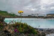 Γαλάζια λίμνη, Ισλανδία...Είναι φυσική θερμική πηγή που περιβάλλεται από ηφαιστειογενή πετρώματα. Η θερμοκρασία της είναι περίπου 38 βαθμοί Κελσίου και έχει έναν ιδιαίτερο μπλε χρωματισμό που προέρχεται από τα υψηλά επίπεδα πυριτίου. Το αλμυρό νερό της λέγεται ότι κάνει θαύματα στο δέρμα.

