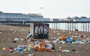 Οι παραλίες της Αγγλίας γέμισαν με μισό εκατομμύριο ανθρώπους και τόνους από σκουπίδια
