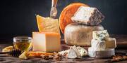 Δεν τυλίγουμε το τυρί με πλαστική μεμβράνη...
Ναι ίσως να γινόμαστε πολύ αυστηροί. Όμως το τυρί είναι ζωντανό, ένα τρόφιμο που αναπνέει και χωρίς το απαραίτητο οξυγόνο θα πάθει «ασφυξία». Γι αυτό το καλύτερο που έχουμε να κάνουμε είναι να το τυλίξουμε με κάποιο πορώδες υλικό, όπως χαρτί περιτυλίγματος, χαρτί για τυρί ή σε πλαστική μεμβράνη που αναπνέει, που έχει σχεδιαστεί ειδικά για τυριά. Ένας άλλος τρόπος είναι να το τυλίξουμε ξανά μέσα στο χαρτί που μας το έβαλαν όταν το αγοράσαμε κι έπειτα να το τυλίξουμε χαλαρά με πλαστική μεμβράνη, έτσι θα μπορεί να αναπνέει και θα διατηρήσει την υγρασία του.
