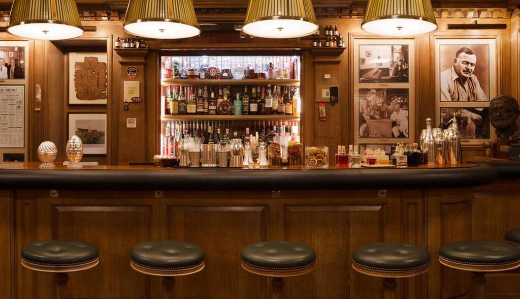 Harry’s Bar New York, Παρίσι-
Μετρώντας περισσότερο από έναν αιώνα λειτουργίας το Harry’s Bar New York στο Παρίσι χαρακτηρίζεται για τον κοσμοπολίτικο, σοφιστικέ και κομψό στυλ του, καθώς και για την αντίστοιχης φιλοσοφίας πελατεία του. Σερβίρει εξαιρετικά κοκτέιλ από το 1911 ενώ ανάμεσα στους εκλεκτούς θαμώνες του συγκαταλέγονταν ο πανταχού παρών Έρνεστ Χέμινγουεϊ και οι Κοκό Σανέλ, Ρίτα Χέιγουορθ, Χάμφρεϊ Μπόγκαρτ κ.α.

