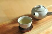 Έλλειψη σιδήρου
Όσοι εμφανίζουν έλλειψη σιδήρου στο αίμα τους καλό θα ήταν να αποφεύγουν το πράσινο τσάι. Αυτό γιατί το πράσινο τσάι εμποδίζει τη φυσική πρόσληψη σιδήρου που παρέχουν άλλες τροφές πλούσιες σε σίδηρο. 
