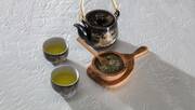 Πράσινο τσάι και φαρμακευτική αγωγή
Γενιά υπάρχουν τρεις κατηγορίες φαρμάκων που δεν πρέπει να συνδυάζεται η αγωγή τους με πράσινο τσάι, τα αντικαταθλιπτικά/αντιαγχωτικά, τα φάρμακα που ελέγχουν την πίεση και αυτά που ρυθμίζουν τις ορμόνες. 

