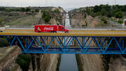 Το εμβληματικό φορτηγό της Coca-Cola φθάνει στην Αθήνα και σκορπάει τη χριστουγεννιάτικη μαγεία!