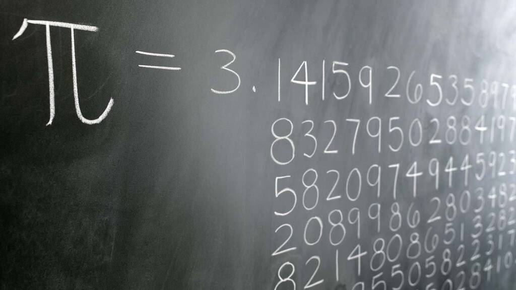 Ο αριθμός π είναι μια μαθηματική σταθερά οριζόμενη ως ο λόγος της περιφέρειας προς τη διάμετρο ενός κύκλου (π = P/δ (P = μήκος περιφέρειας κύκλου, δ = μήκος διαμέτρου κύκλου)), ενώ με ακρίβεια οκτώ δεκαδικών ψηφίων είναι ίσος με 3,14159265. Εκφράζεται με το ελληνικό γράμμα π από τα μέσα του 18ου αιώνα, παρότι επίσης μερικές φορές γράφεται ως pi.

