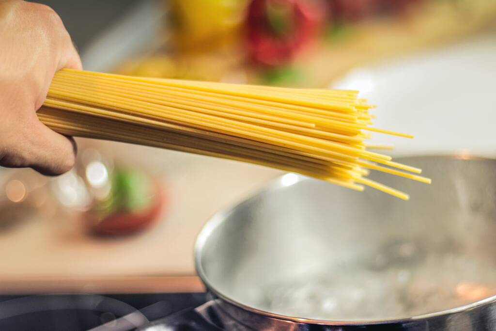 Μπορείτε να βάλετε όποιο σχήμα pasta σας αρέσει, αλλά μακριά σχήματα είναι πιο εύκολα στην εκτέλεση 