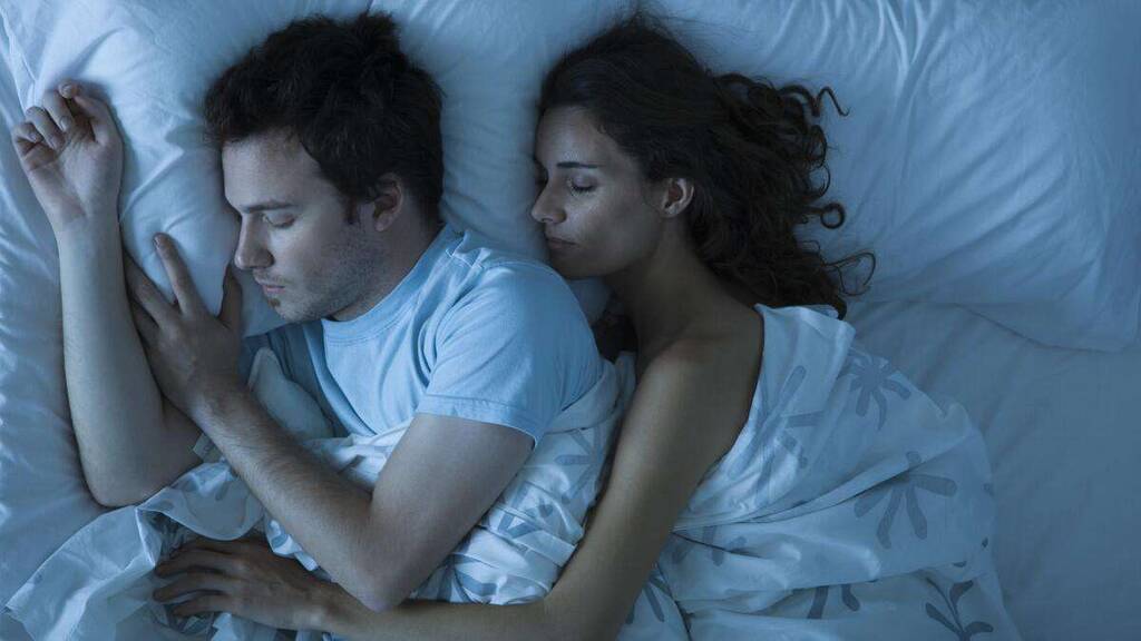 Η ερευνήτρια σχετικά με θέματα ύπνου, Dr Michele Lastella από την Αυστραλία, παρακολούθησε 460 άτομα, από 18 έως 70 ετών, και κατέληξε στο στατιστικό συμπέρασμα πως οι άνθρωποι που κάνουν σεξ κάνουν πολύ μα πολύ καλύτερο ύπνο από εκείνους που επιλέγουν να κοιμηθούν χωρίς να το γλεντήσουν πρώτα.


