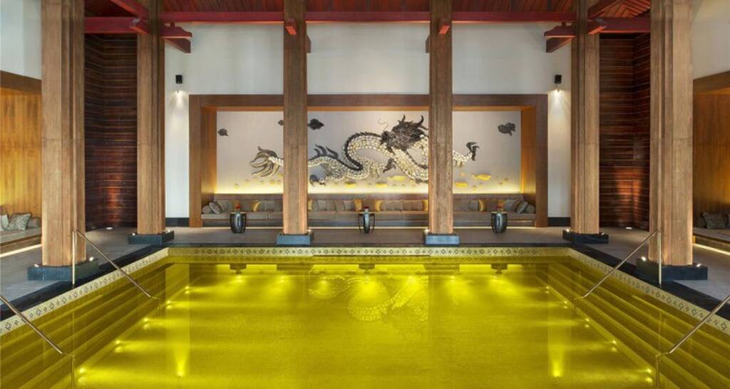 1. Gold Energy Pool



Πού βρίσκεται: Στο πεντάστερο St. Regis resort

Σε ποια πόλη πρέπει να ταξιδέψεις για να τη δεις από κοντά: Lhasa, Θιβέτ

Αν ονειρευόσουν ποτέ να κάνεις μπάνιο σε χρυσό νερό, δεν θα φτάσεις πιο κοντά από το να βρέξεις τα πόδια σου στη θερμαινόμενη gold energy pool. Ακόμα όμως κι αν δεν έχεις όρεξη για κολύμπι, μπορείς απλώς να πιεις ένα χαλαρωτικό τσάι ενώ σου κάνουν μασάζ.

