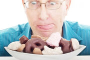 Θα είστε πιο χαρούμενοι: Είναι μύθος ότι αν πέσετε με τα μούτρα στα γλυκά, θα αισθανθείτε καλύτερα, αφού η κατανάλωση ζάχαρης έχει συνδεθεί με μεγαλύτερα ποσοστά κατάθλιψης. Ο λόγος είναι ότι προκαλεί χρόνια φλεγμονή, η οποία επηρεάζει τη λειτουργία του εγκεφάλου. Όταν κόβετε τη ζάχαρη, έχετε μεγαλύτερη διαύγεια σκέψης και νιώθετε πιο ξεκούραστοι.

