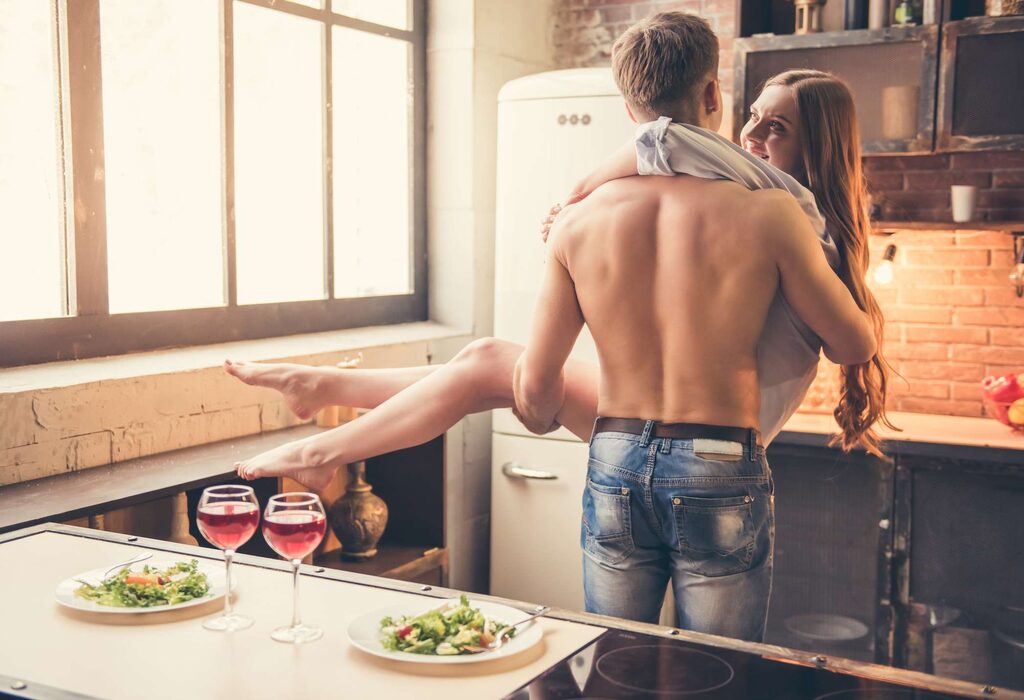 Το 60% για την ακρίβεια θεωρεί πως η δραστηριότητα του φαγητού μπορεί να τους κάνει να νιώθουν όσο ωραία όσο το σεξ ενώ σχεδόν οι μισές γυναίκες της έρευνας δήλωσαν πως αν είχαν να διαλέξουν μεταξύ ενός υπέροχου δείπνου και μιας βραδιάς σεξ, θα διάλεγαν το πρώτο.

