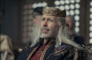 Ο King Viserys I Targaryen (Paddy Considine) κερδίζει τη διαδοχή από τον παππού του, Jaehaerys I Targaryen μέσω του συμβουλίου των αρχόντων.

