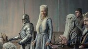 Επικρατεί απέναντι στην ξαδέρφη του, Rhaenys Targaryen η οποία λόγω του ότι ήταν γυναίκα δεν θεωρείτο ότι μπορεί να ανταπεξέλθει σε αυτό το ρόλο.
