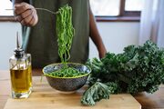 Kale
Όλα τα σκουρόχρωμα φυλλώδη λαχανικά είναι καλή πηγή αντιοξειδωτικών, αλλά το kale είναι ο βασιλιάς όλων αυτών των λαχανικών και δεν είναι τυχαίο που το Harvard Health Publications το θεωρεί το νέο superfood.
