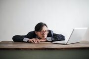 Αν και το να υπάρχουν ήσυχες μέρες στη δουλειά είναι κάτι που όλοι το χρειάζονται, το να είσαι συνεχώς αφηρημένος επειδή έχεις τελειώσει όλα όσα είχες να κάνεις, ίσως να δείχνει πως δεν έχεις και πολλές προκλήσεις.

«Η βαρεμάρα στη δουλειά συμβαίνει και κάποια πράγματα είναι πιο ανιαρά από άλλα, αλλά πρέπει πάντα να υπάρχουν αντικείμενα που λατρεύεις στη δουλειά σου. Αν παλεύεις να βρεις ποια είναι αυτά που σε ενθουσιάζουν τότε είναι καιρός να προχωρήσεις»