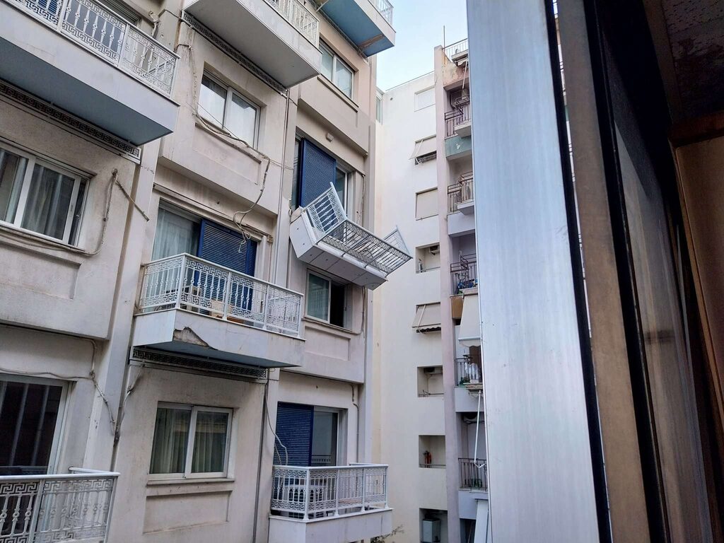 Σπουδαία κατασκευή πάντως το μπαλκόνι του ξενοδοχείου Ελληνίς στη Συγγρού. Από τι λέτε να έπεσε το μπαλκόνι; Από τον αέρα ή τη βροχή;