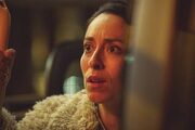 Η Oona Chaplin είναι σύζυγος του Adam Lawrence και λοχαγός στο υγιεινομικό του στρατού.