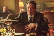 O Ciaran Hinds υποδύεται τον πρώην αρχηγό της ΜΙ6, Sir Martin Angelis.