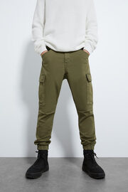 Ένα βαμβακερό παντελόνι με τσέπες σε χρώμα χακί ή χρώμα της γης, μπορείς να το βρεις στα Massimo Dutti.