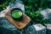 Τι είναι το τσάι matcha;
Είναι ένα “ενισχυμένο” πράσινο τσάι σε σκόνη από την Ιαπωνία. Matcha σημαίνει “σκόνη τσαγιού” και όπως μαρτυρά και το όνομα του, είναι τσάι σε μορφή πούδρας. Παράγεται από φύλλα πράσινου τσαγιού, τα οποία αναπτύσσονται καλυμμένα με υφάσματα, διαδικασία που τους δίνει καλύτερη γεύση και υφή.