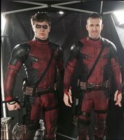 O stunt-double του Reynolds, Alex Kyshkovych παίζει τον Canadapool. 