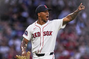 Ή μια Red Sox σε navy με τζιν και slide