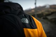 Το ξεχασμένο μπουφάν στο πορτμπαγκάζ, που σώζει το ραντεβού σου από το να εξελιχθεί σε πνευμονία.