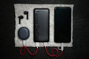 Το powerbank που φορτίζει με ταχύτητα… χελώνας, αλλά είναι το μοναδικό που βρίσκεις στις 3 το βράδυ, όταν το κινητό δείχνει 1%.