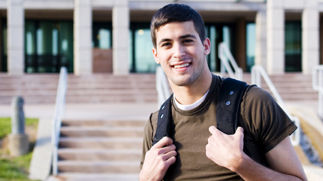 Τα 9 items που πρέπει να φύγουν από τη φοιτητική σου ντουλάπα