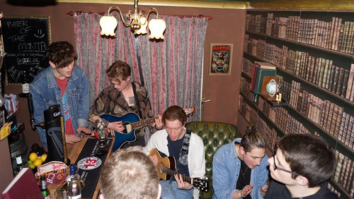 Αυτές οι Αγγλάρες έκαναν το σπίτι τους μπαρ με live μουσική 