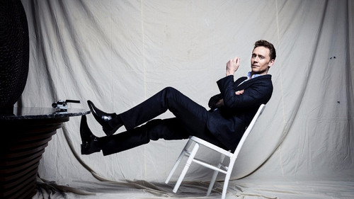 Ο Tom Hiddleston είναι ο κατάλληλος να σου μιλήσει για κοστούμι