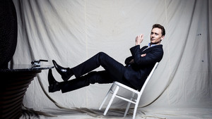 Ο Tom Hiddleston είναι ο κατάλληλος να σου μιλήσει για κοστούμι