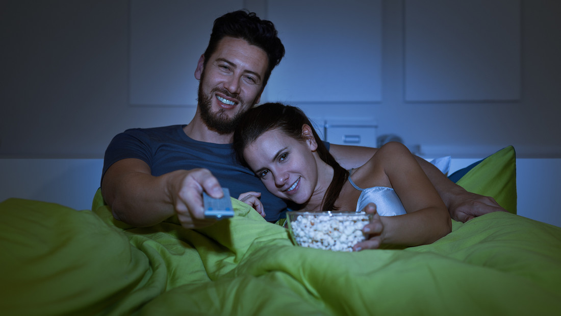 Η τηλεόραση στην κρεβατοκάμαρα σώζει τον γάμο