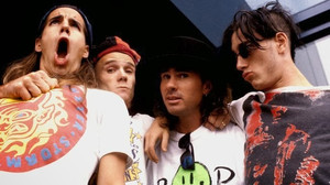 Φλάσμπακ στα αξέχαστα βίντεοκλιπ των Red Hot Chili Peppers