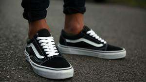 Τα Old Skool Vans σώζουν και την πιο βαρετή εμφάνιση