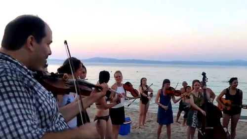 Θάλασσα, ηλιοβασίλεμα και αυτοσχέδια ορχήστρα στην παραλία