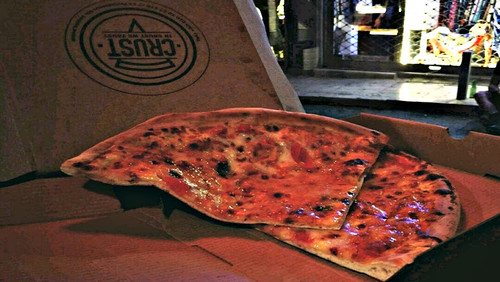 Αν ψάχνεσαι για μεταμεσονύχτια πίτσα στην Crust να πας