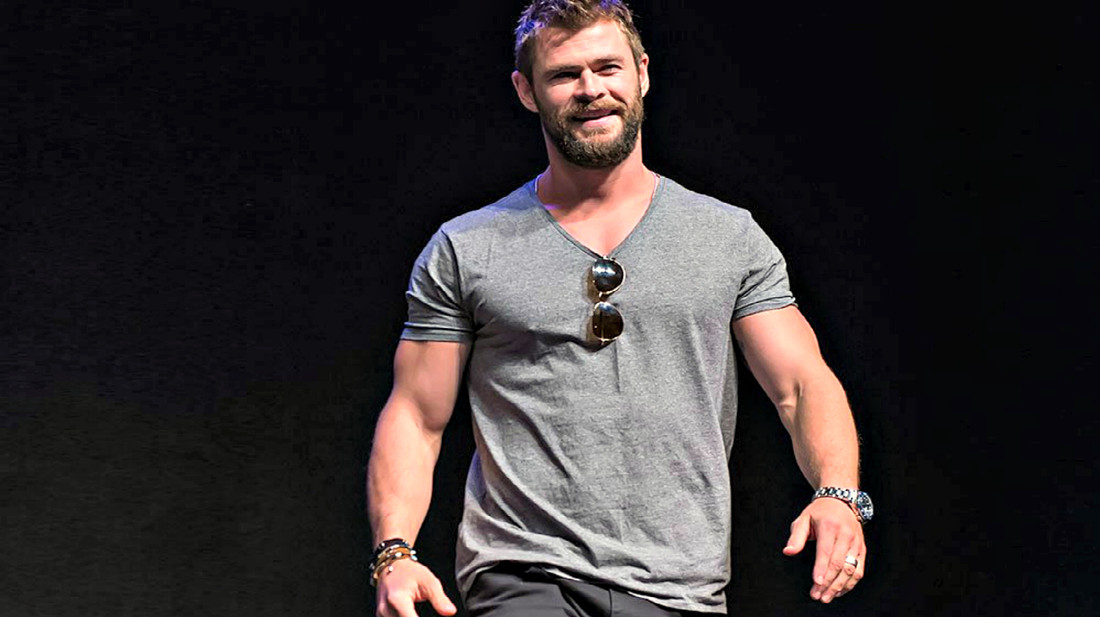 Αν είναι να φορέσεις μπλουζάκι με V, κάντο όπως ο Hemsworth