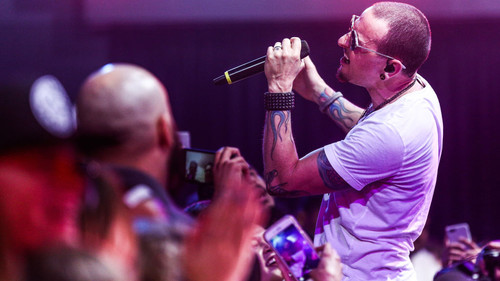 Αμήχανοι μπροστά στην τελευταία φωτογραφία του Chester των Linkin Park