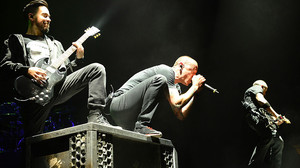 10 τραγούδια των Linkin Park που μας πήραν στα γόνατα και μας μεγάλωσαν