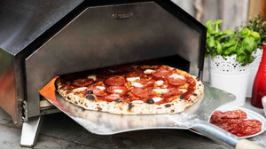 Επικός φορητός ξυλόφουρνος για να φτιάχνεις πίτσα σε 60 δευτερόλεπτα