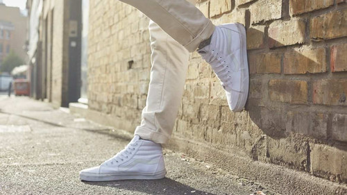 8 ολοκαίνουργια λευκά sneakers για να φορέσεις το φθινόπωρο